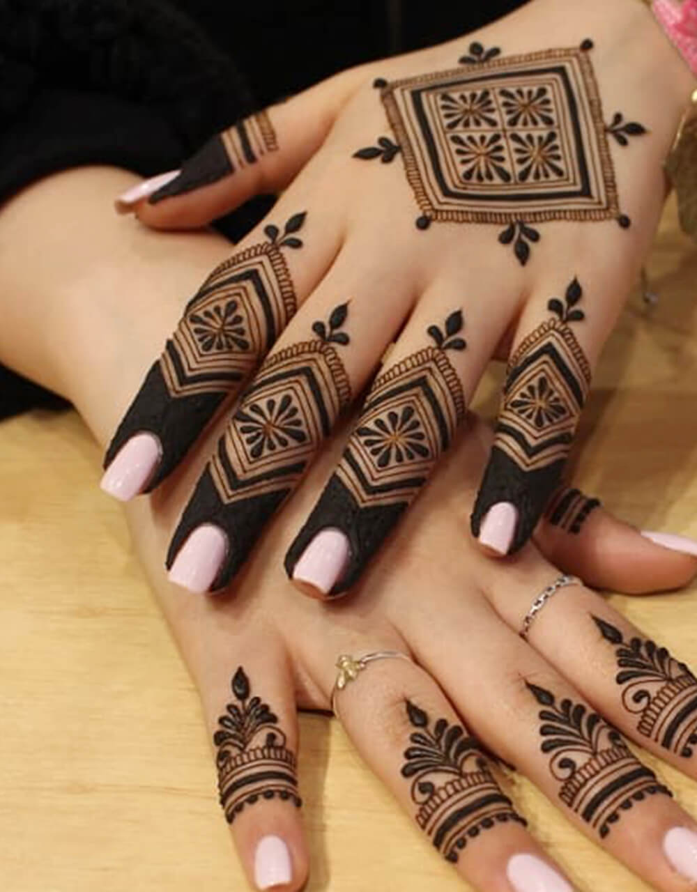 Aggregate 75+ triangle mehndi design best seven.edu.vn