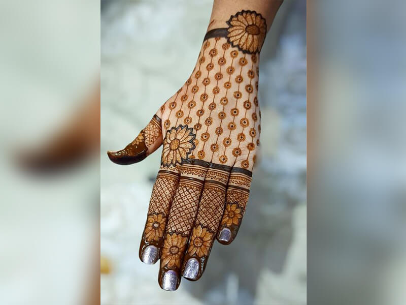 New and Trending Back Hand Mehndi Design for Bridal ब्राइडल के लिए नई और ट्रेंडिंग बैक हैंड मेहंदी डिज़ाइन (2)